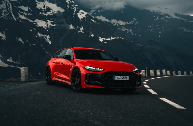 Roter Audi RS vor dunklen Alpen