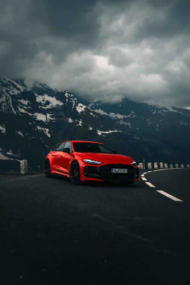Audi RS vor Schneefeldern