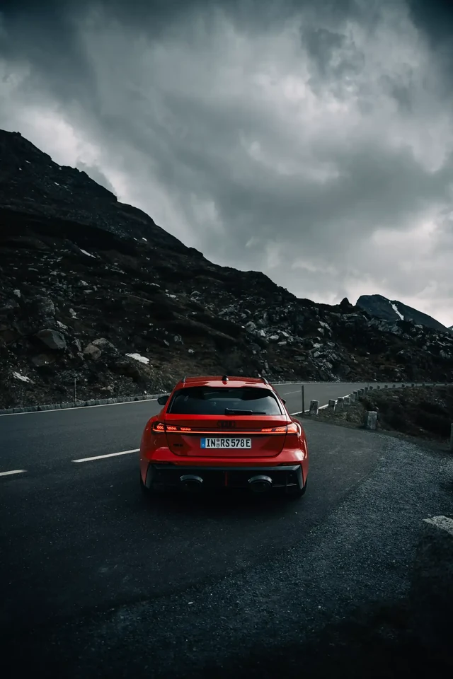 Roter Audi RS von hinten auf einer Alpenstraße