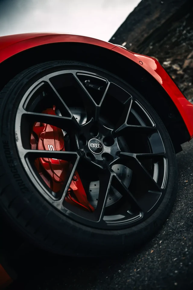 Felge eines Audi RS mit rotem Bremssattel