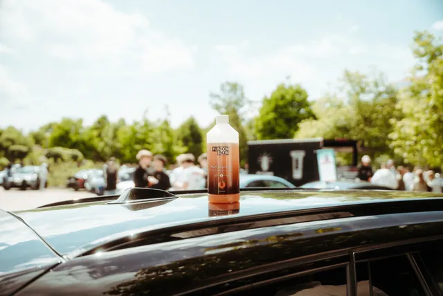 Produktflasche auf dem Dach eines Autos