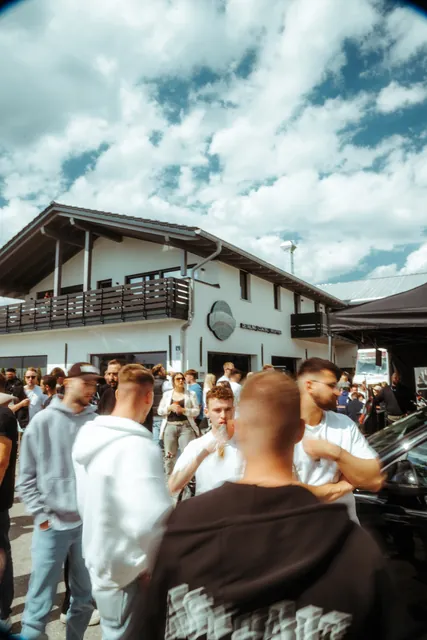 Publikum vor dem Gebäude