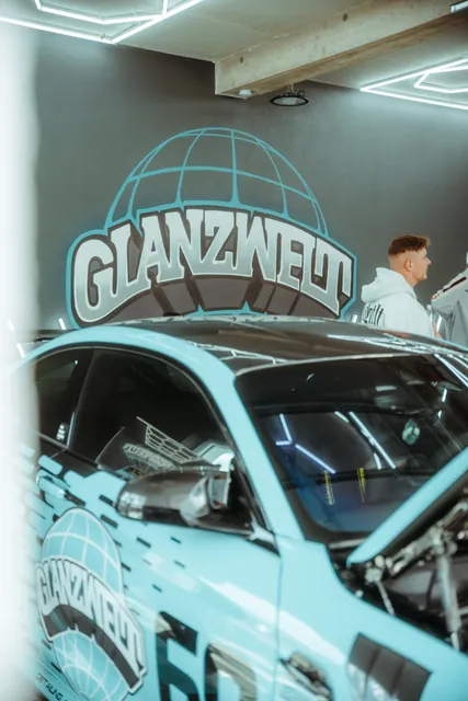 Foliertes Fahrzeug am Glanzwelt-Stand