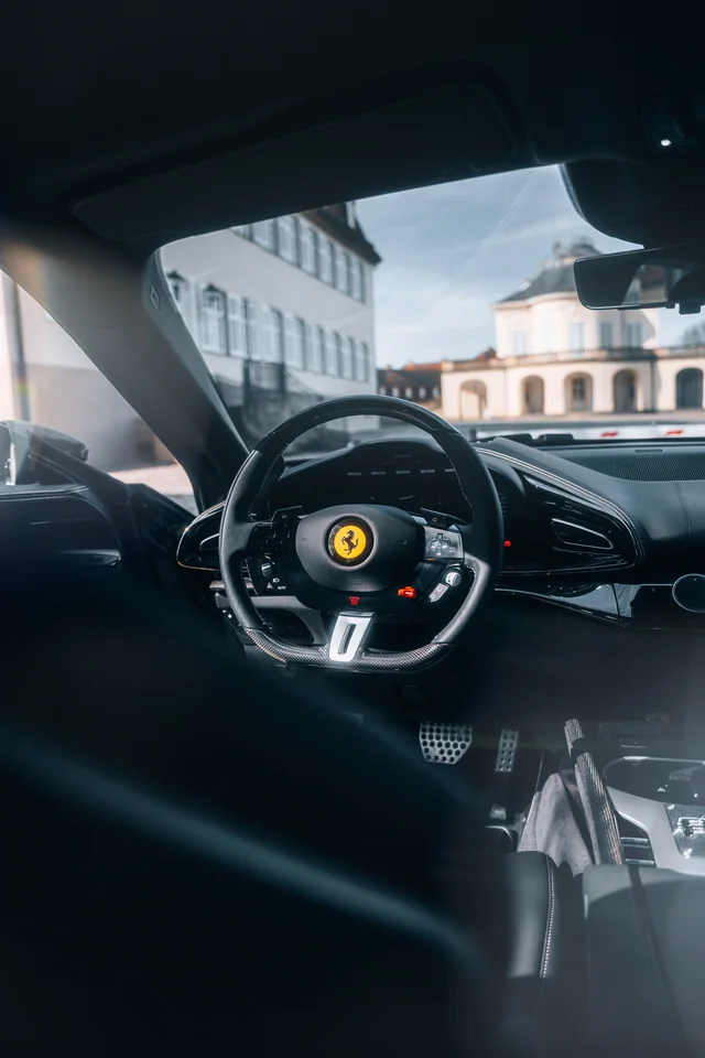 Cockpit eines Ferrari Purosangue
