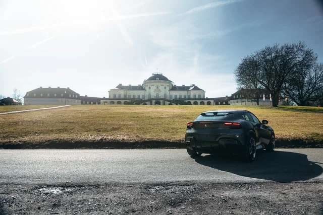 Ferrari Purosangue von hinten bei Sonnenschein