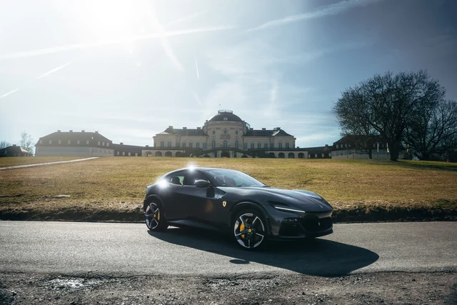 Ferrari Purosangue in seitlicher Ansicht vor einem Schloss