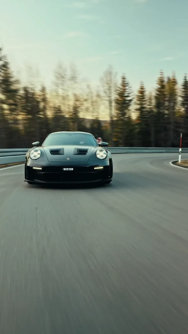 Videostill: Porsche GT3 RS auf einer Waldstraße