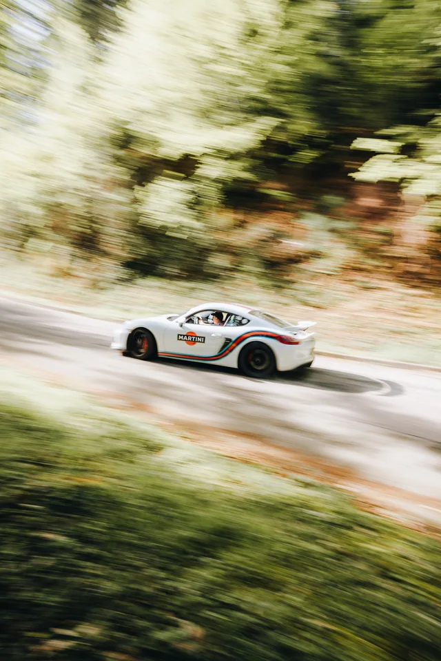 Porsche GT4 beim Herausbeschleunigen