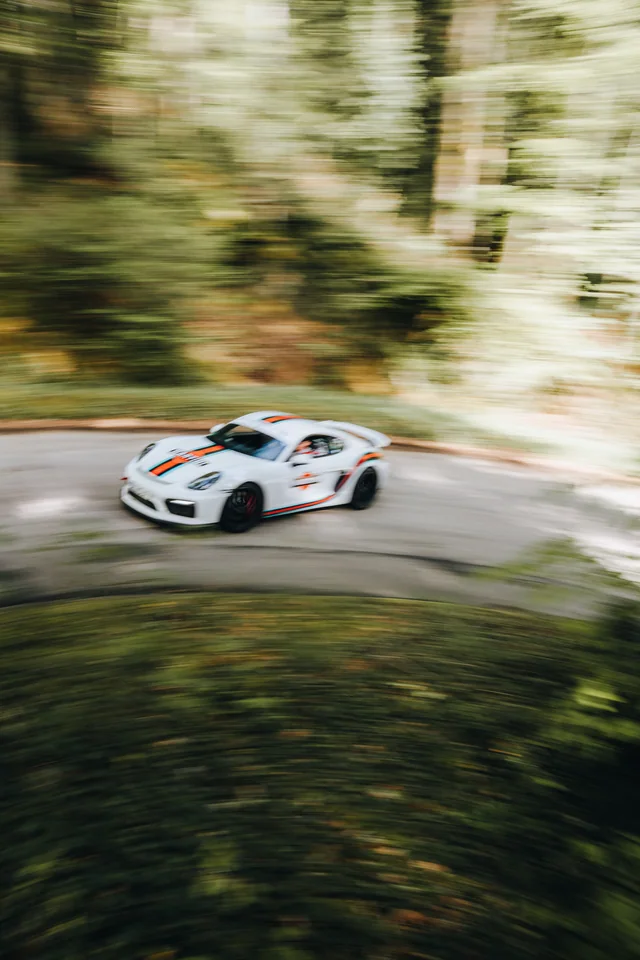Porsche Cayman GT4 im Drift auf einer Bergstraße