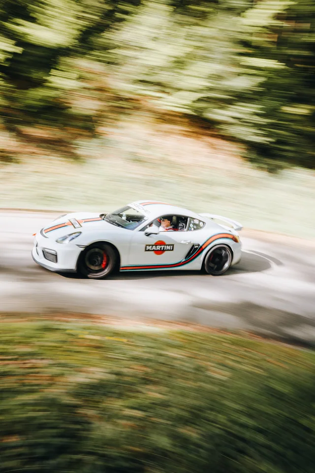 Porsche GT4 mit Bewegungsunschärfe im Wald