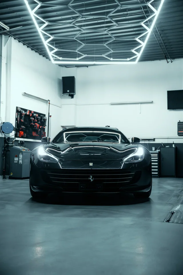 Ferrari GTC4Lusso frontal in einer dunklen Halle