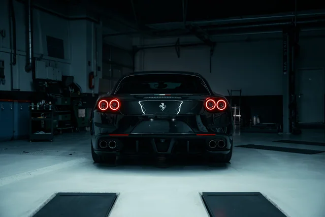 Ferrari GTC4Lusso von hinten mit leuchtenden Rückleuchten