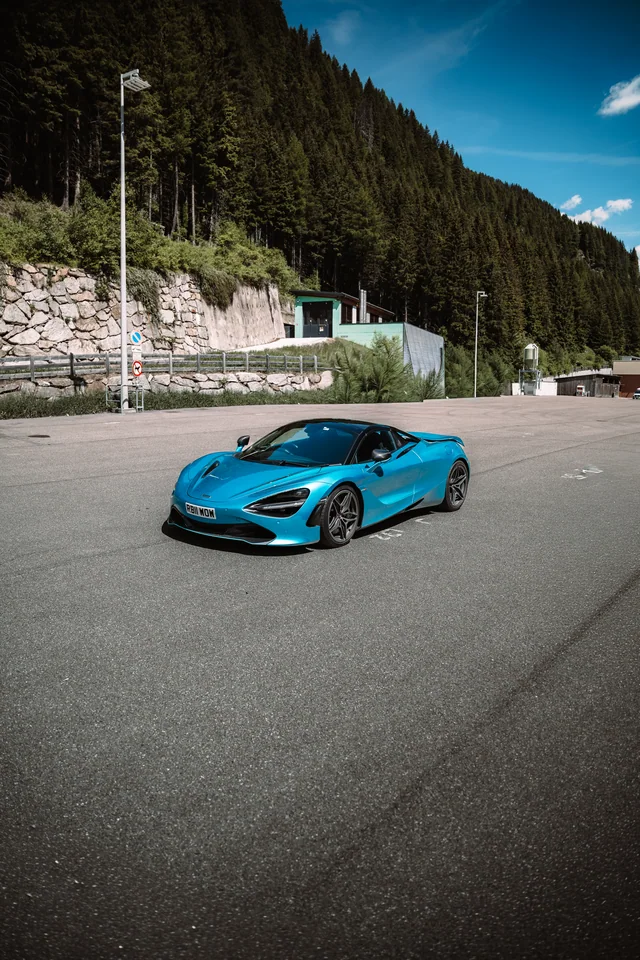 McLaren am Straßenrand vor Bergen