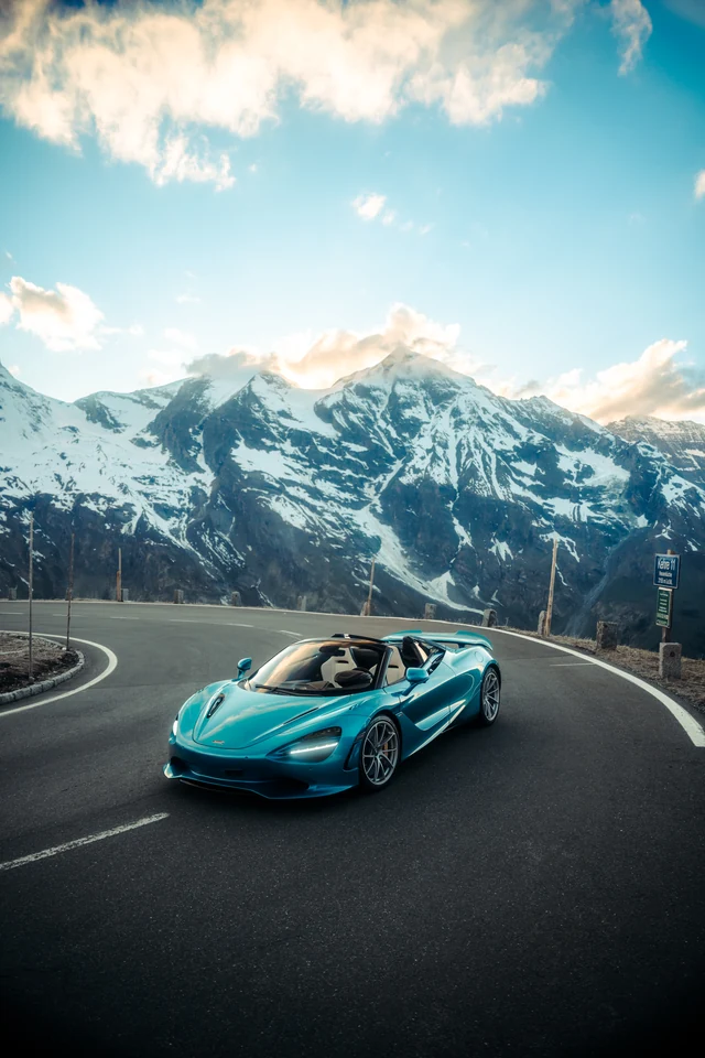 Türkisfarbener McLaren vor dem Bergpanorama