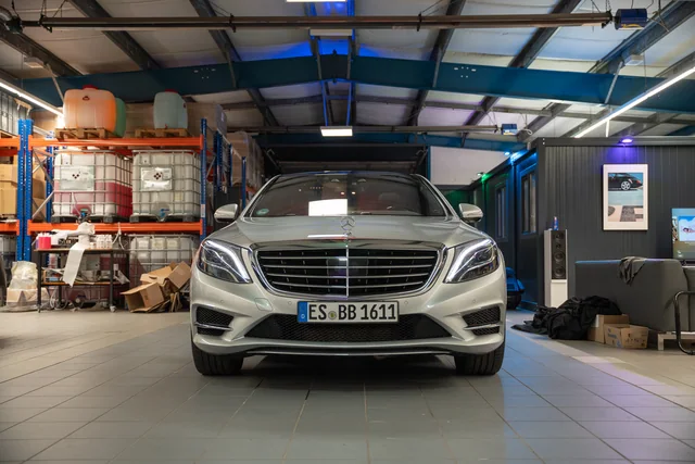S 500 frontal in der Halle
