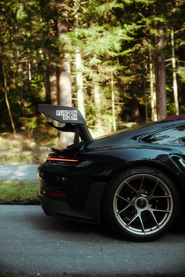 Heckflügel eines schwarzen Porsche GT3 RS