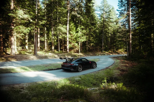 Porsche 911 GT3 RS in einer Waldkurve
