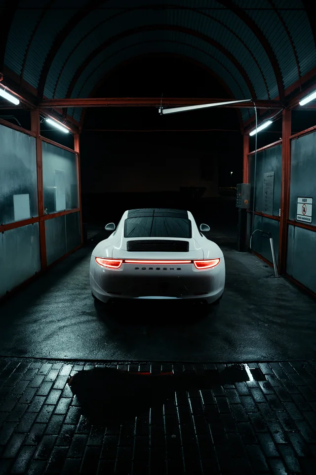 Porsche auf nassen Fliesen