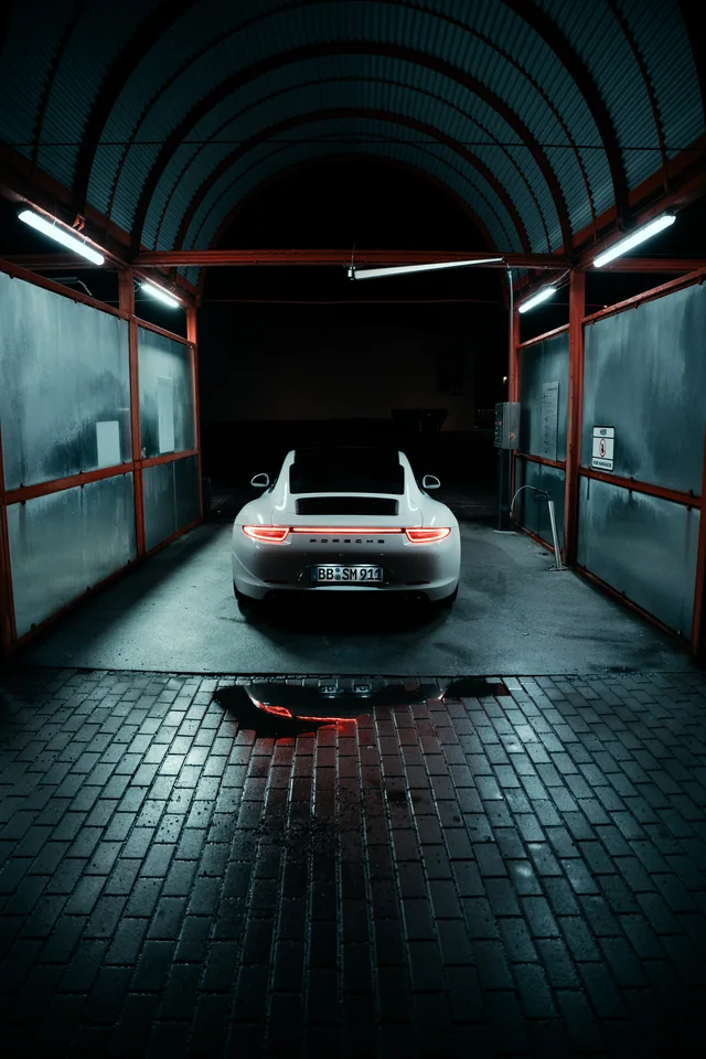 Porsche 911 in der Waschhalle