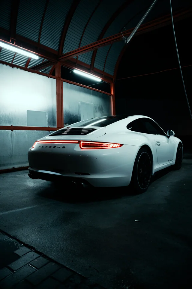 Porsche 911 seitlich in der Halle