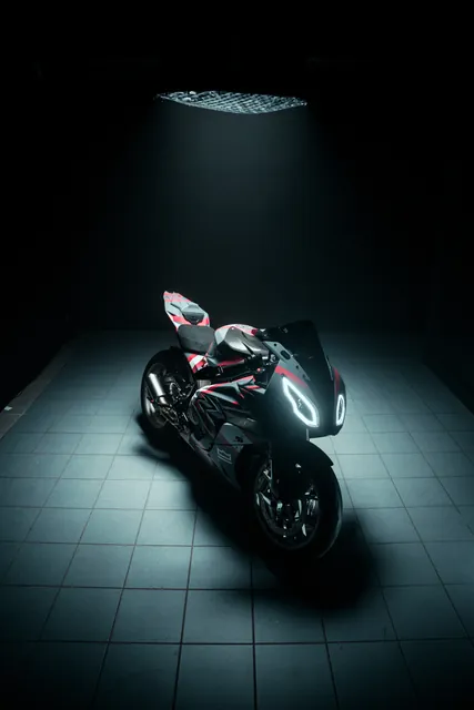 Superbike im dunklen Studio