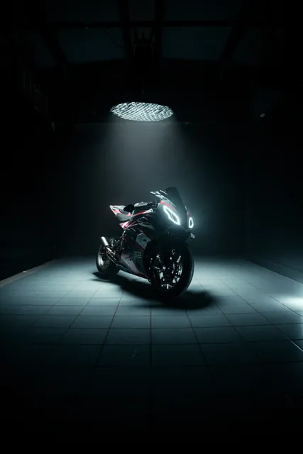 Foliertes Superbike unter einem Spot in einem dunklen Studio
