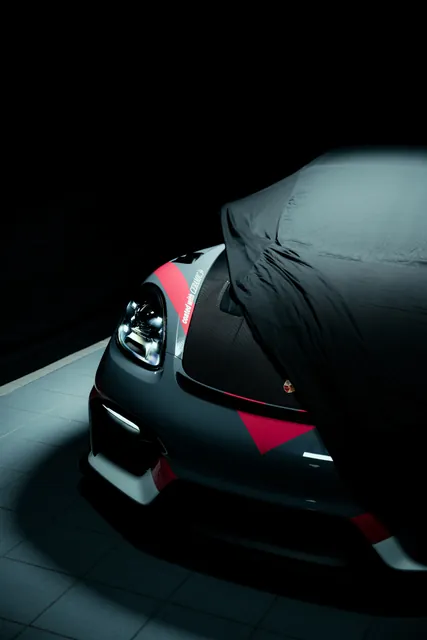 Tuch über der Front des GT4 RS