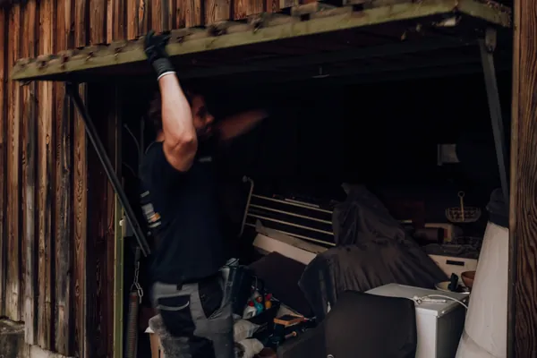 Geöffnete Garage voller Hausrat vor der Entrümpelung durch Gschafft